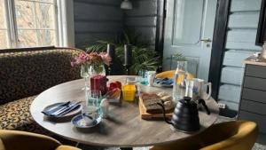 希恩Ladegaarden的餐桌,餐桌上配有圆桌、盘子和玻璃杯