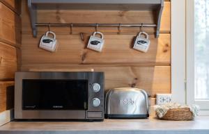 伊纳利Arctic Nature Lodge的厨房配有微波炉、烤面包机、烤面包机和袋子
