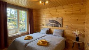萨翁林纳Villa Kolovesi - Saimaa Retreat的一间卧室配有一张床,上面有两条毛巾
