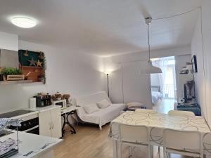 科莱拉CostaBrava Colera Apartament的白色的客厅配有桌椅