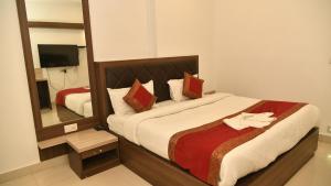 瓦拉纳西Hotel MM Continental的一间卧室配有一张大床和大镜子
