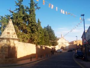 Santa María de HuertaCasa Rural Marques de Cerralbo的一条有挂旗的墙壁和一座建筑的街道
