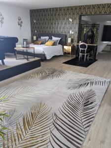 贝尔热拉克Le Domaine de La Tour des Vents的一间卧室配有一张大床,铺有大地毯
