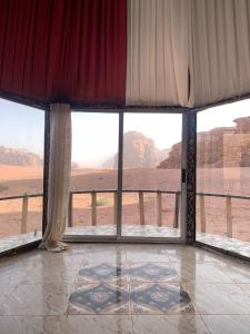 瓦迪拉姆joy of life的客房设有大窗户,享有沙漠美景