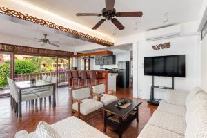班邦宝Beachfront Villa, Bang Po的带沙发和电视的客厅
