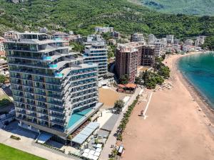 布德瓦Hotel & Spa Ponta Plaza的享有海滩和建筑的空中景致