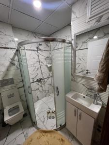 MidyatXANTHOS APART HOTEL Midyat Merkezde的带淋浴、卫生间和盥洗盆的浴室