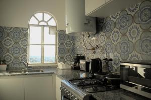 拉莫斯梅希亚Bernardita的厨房配有炉灶和窗户。