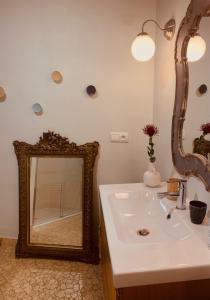 阿尔比Maison d'Hôtes " L'INSTANT D'AILLEURS"的一间带镜子和水槽的浴室