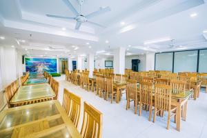 岑山Hương Lý Hotel的用餐室配有木桌和椅子