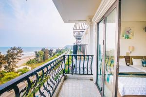 岑山Hương Lý Hotel的享有海滩美景的阳台