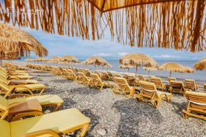 查克维Dreamland Oasis luxury apartment的海滩上的一组椅子和遮阳伞