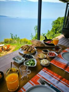 ŞarköyCarpe Diem (Tina)的一张桌子,上面有食物,享有海景