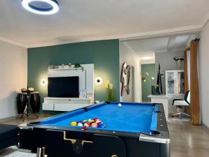 约翰内斯堡435 on vale boutique aparthotel的客厅设有台球桌和电视。