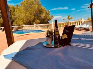 Muntanya la SellaDenia Dream Seaview Golf, Tennis & Beach Villa的一张桌子,上面放着一瓶葡萄酒和一杯