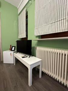塞萨洛尼基7PocketHouse的一间设有一张白色桌子和两个白色散热器的房间