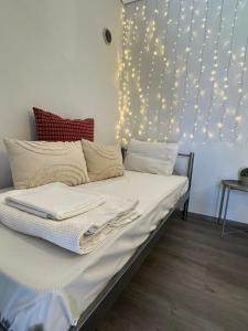 塞萨洛尼基7PocketHouse的卧室配有一张挂在墙上的灯光床。