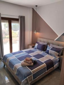 新马尔马拉斯Theasis 2的一间卧室配有一张带蓝色毯子的大床