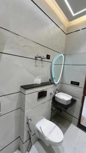 阿格拉The Vacation Villa的一间带卫生间和镜子的浴室