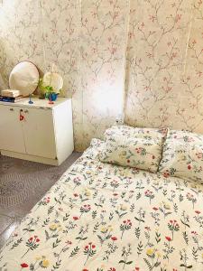 河内Mika Homestay Simple & Cozy的一间卧室,床上放着鲜花