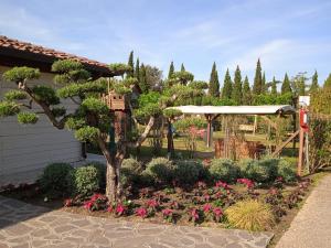 维亚雷焦Comfortable campsite-chalet G10 Tuscany near sea的庭院里种着树木和鲜花的花园