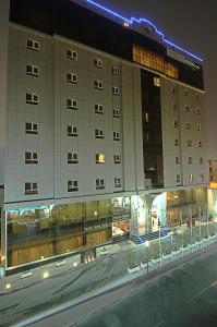 多哈Corp Hotel Apartments and Spa的城市街道上的一个大型建筑