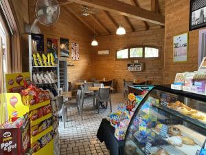 维亚雷焦Comfortable campsite-chalet G12 Tuscany near sea的一间带柜台和餐桌的餐厅