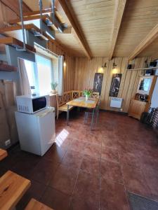 德鲁斯基宁凯Namelis Rugilė的小屋内的厨房和用餐室配有桌子