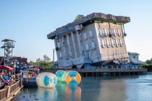 默特尔比奇Gorgeous OceanView-Jacuzzi ChelseaHouse的一群球在水中,在建筑物前