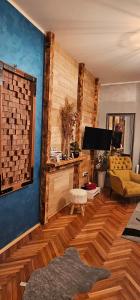 诺维萨德Apartman Marijana的客厅铺有木地板,配有电视。