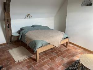 Saint-Clément-des-LevéesMaison bord de Loire的卧室配有一张床
