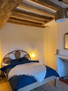 Saint-Clément-des-LevéesMaison bord de Loire的一间卧室配有蓝色和白色床单