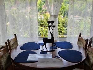 卡尔夫Miky Home的餐桌上方有长颈鹿雕像