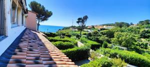 圣艾格夫Le Miroir de la mer的阳台享有花园景色。