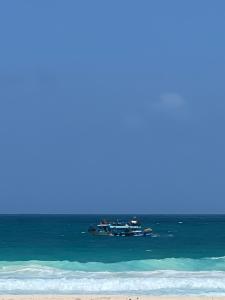 西迪基里尔Villa amoun的两艘船在海滩附近的海洋漂浮