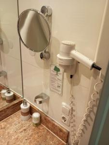 施塔费尔湖畔穆尔瑙拉斯特拉达酒店的一间带吹风机和镜子的浴室
