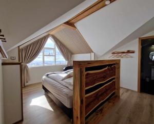 KaldrananesSvansholl Apartments的阁楼上的卧室配有一张大床