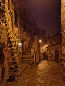 阿巴迪亚圣萨尔瓦托雷B&B La Castellina的老楼里一条晚上有楼梯的小巷