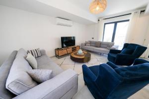 费特希耶Oasis Family-Friendly Luxury Villa Fethiye Oludeniz by Sunworld Villas的客厅配有沙发、椅子和电视