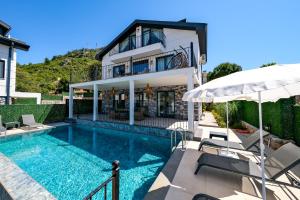 费特希耶Oasis Family-Friendly Luxury Villa Fethiye Oludeniz by Sunworld Villas的一座带游泳池和房子的别墅