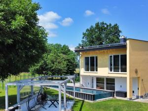 Burk´s Scheune Comfortable holiday residence的一座带游泳池和庭院的房子