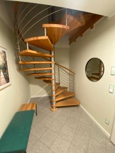 因戈尔施塔特21rooms的一个带镜子的房间内的木制螺旋楼梯