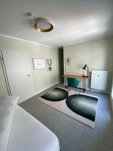 因戈尔施塔特21rooms的客房设有书桌、椅子和桌子。