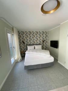 因戈尔施塔特21rooms的卧室配有一张白色大床和镜子