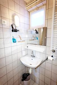 豪伊杜索博斯洛Family Vendégház的白色的浴室设有水槽和镜子