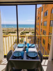 乐巴凯尔斯appartement vue mer pour 4 personnes accès direct plage wifi haut débit gratuit的海景阳台上的桌子