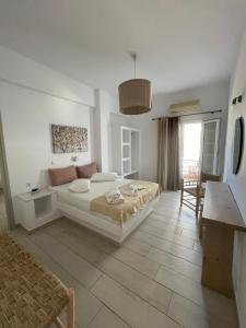 安迪帕罗斯岛Asteras的白色卧室配有床和桌子