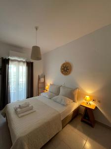 安迪帕罗斯岛Asteras的卧室配有白色的床和2条毛巾