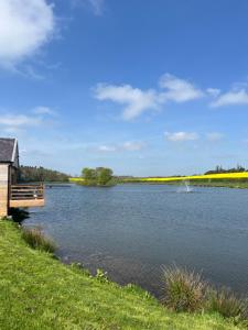 Cornhill-on-tweedEast Learmouth Lakeside Lodges的湖景客房 - 带木码头