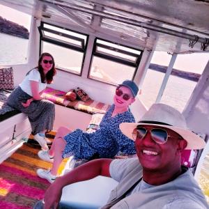 阿布辛贝Safari Abu Simbel的船上有一名男子和两名妇女